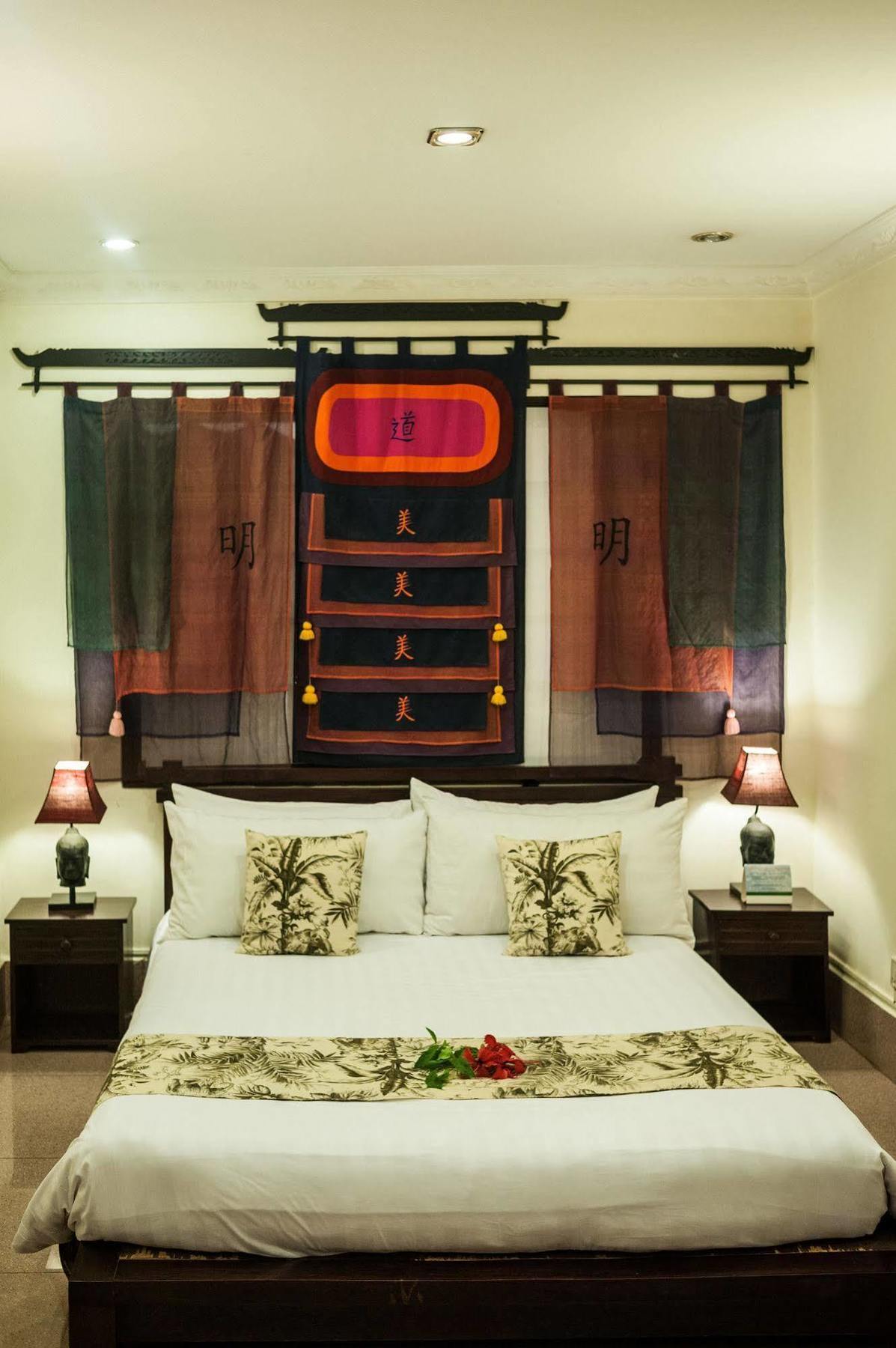 Red Hibiscus Hotel Phnom Penh Extérieur photo
