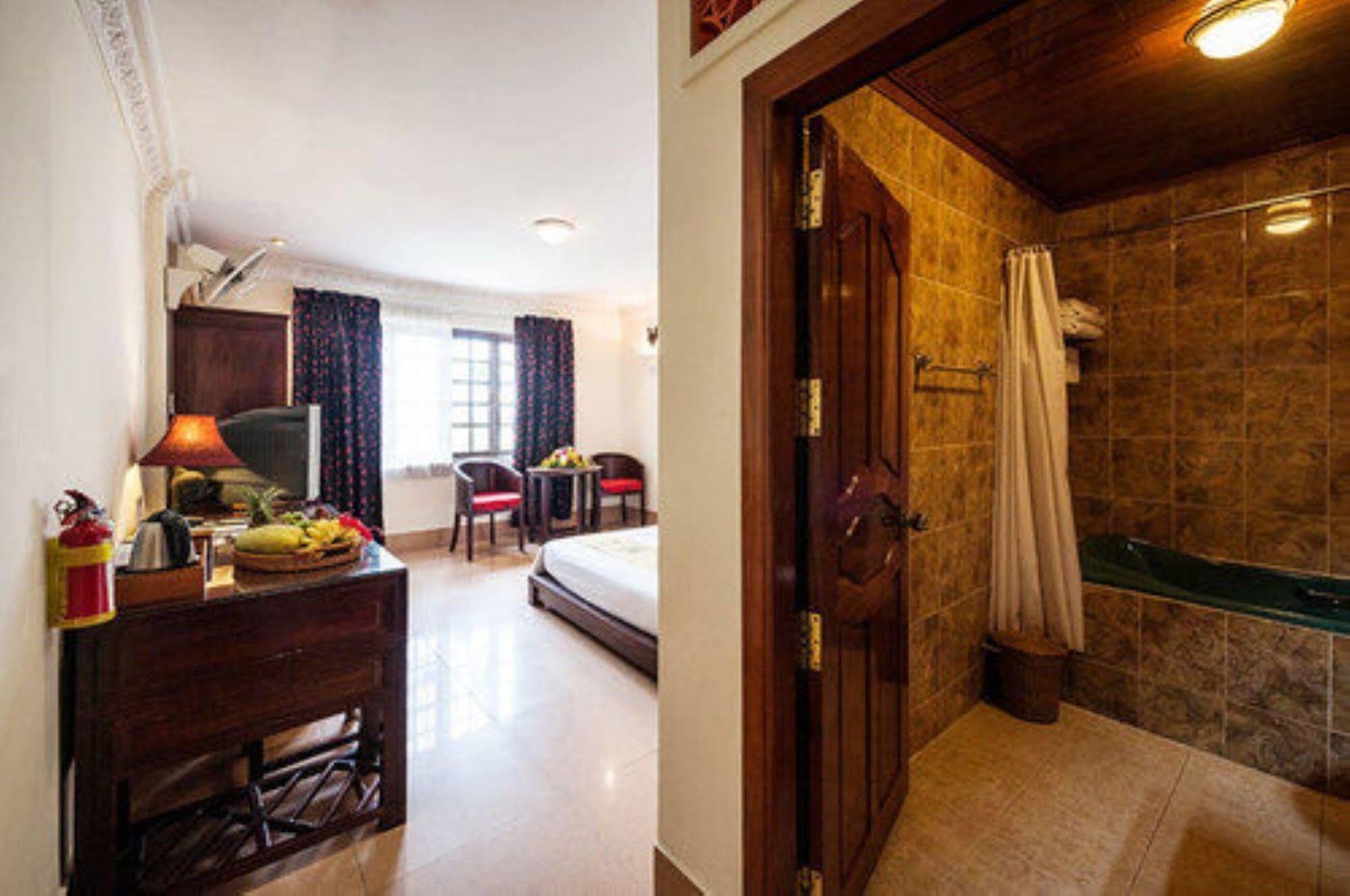 Red Hibiscus Hotel Phnom Penh Extérieur photo