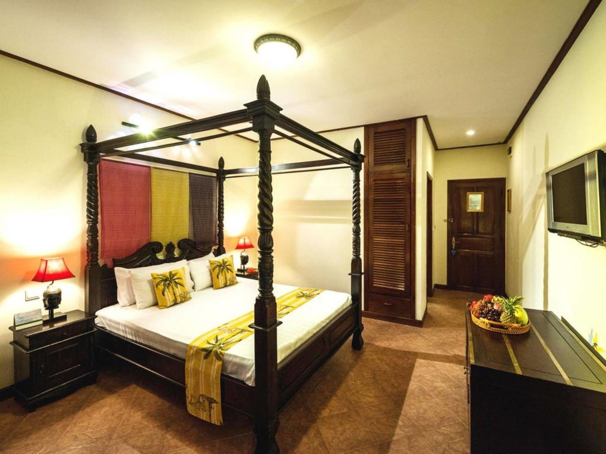 Red Hibiscus Hotel Phnom Penh Extérieur photo