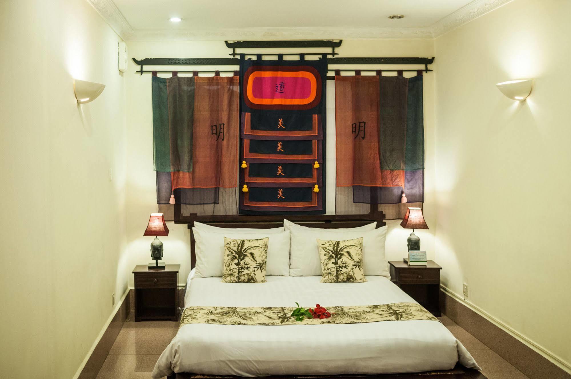 Red Hibiscus Hotel Phnom Penh Extérieur photo